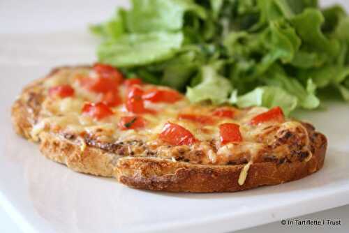 Tartine tomates & moutarde à l'ancienne, gratinée au fromage