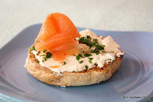 Toast au saumon fumé, fromage frais & ciboulette