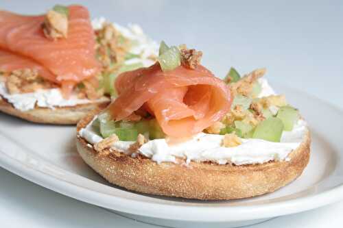 Toasts de saumon fumé au fromage frais & oignons frits