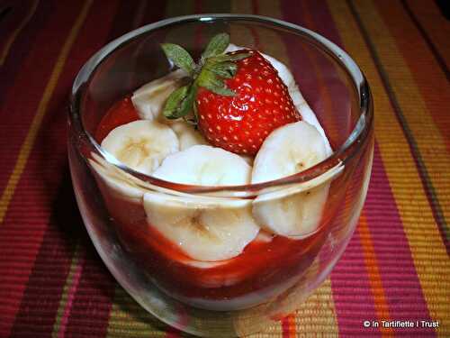 Verrine de yaourt au coulis de fraises et aux bananes