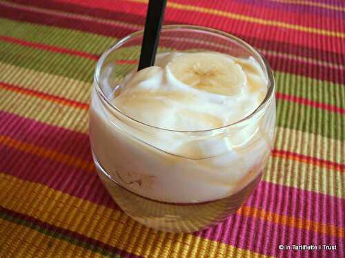 Verrine de yaourt aux bananes, sauce caramel