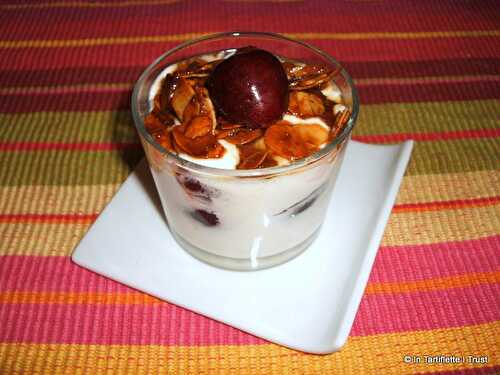 Verrines de yaourt aux cerises & amandes caramélisées