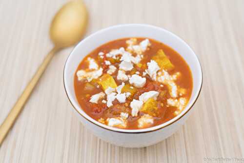 Soupe de tomates aux épices, tofu fumé et à la feta