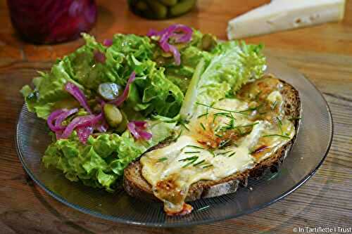 Croûte savoyarde à l’abondance, pickles d’oignons rouges