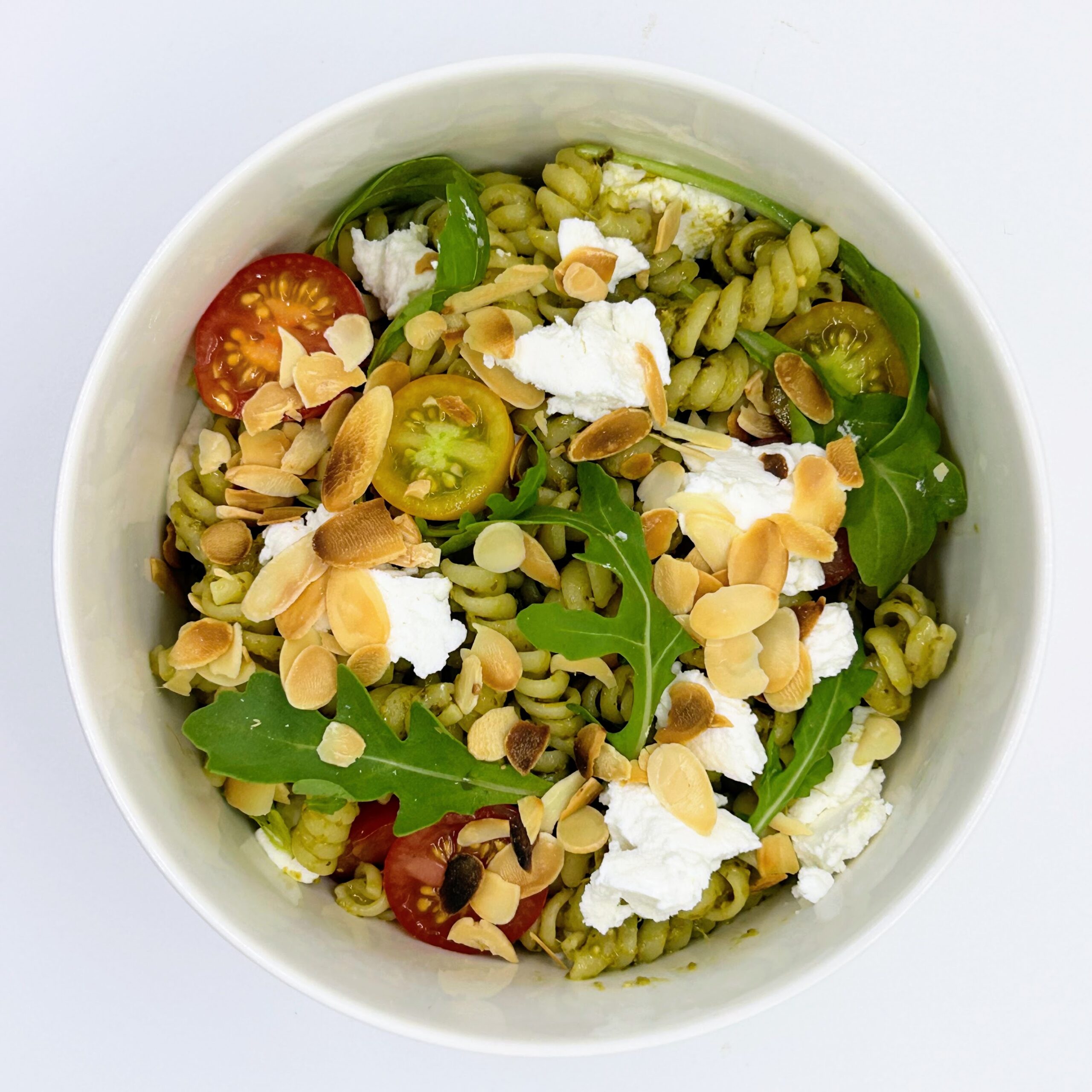 Pâtes au pesto, fromage de chèvre frais et amandes