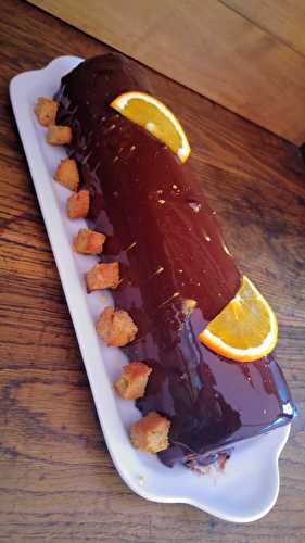 Bûche mousse chocolat, crémeux orange et pain d?épices