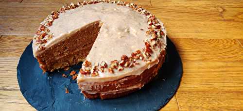 Gâteau épicé aux pommes, glaçage à la cannelle