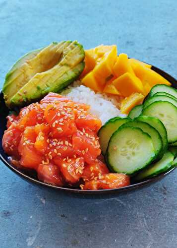 Poke bowl au saumon teriyaki et à la mangue