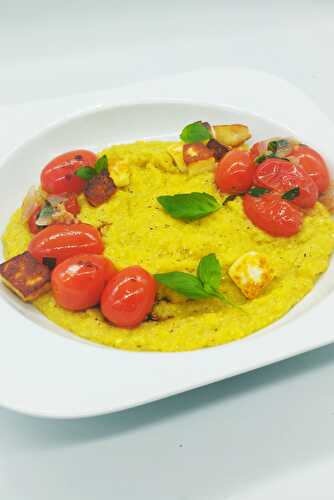 Polenta au pesto, tomates cerises et halloumi frit