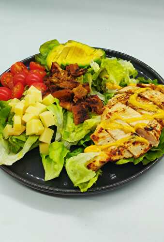 Salade poulet avocat bacon tomates comté