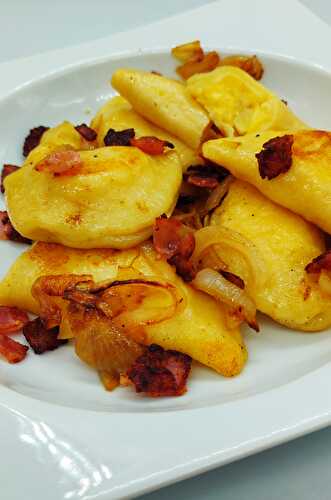 Pierogi pommes de terre/cheddar et leur sauce aux oignons caramélisés et bacon