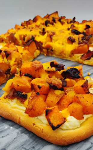 Pizza ricotta, butternut rôtie aux épices, oignons caramélisés et bacon