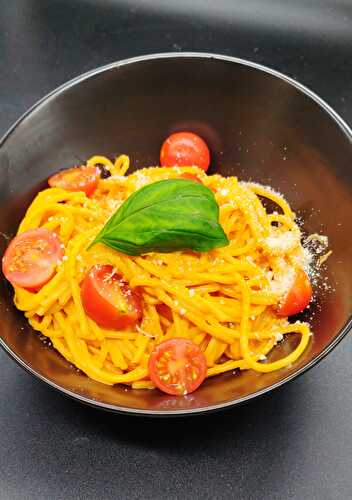 Spaghetti à la sauce tomate crémeuse (en 3 ingrédients et 10mn seulement)