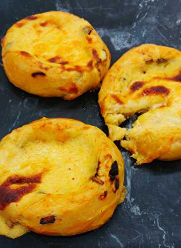 Petits pains garnis : oignons caramélisés, béchamel à l’Ossau Iraty et piment d’Espelette