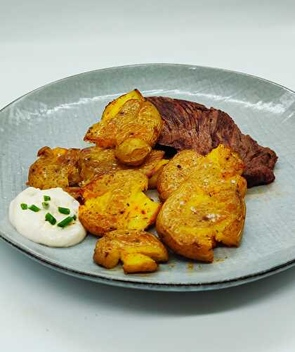 Pommes de terre tapées et leur sauce crémeuse à l’ail