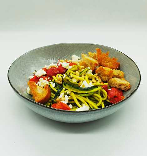 Spaghetti de courgettes au pesto, tomates rôties, fêta et croutons