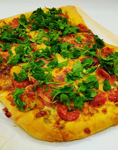 Pizza tomates cerises, mozza, prosciutto et roquette