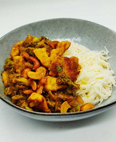 Poulet thaï au poivre noir et nouilles de riz à l’ail