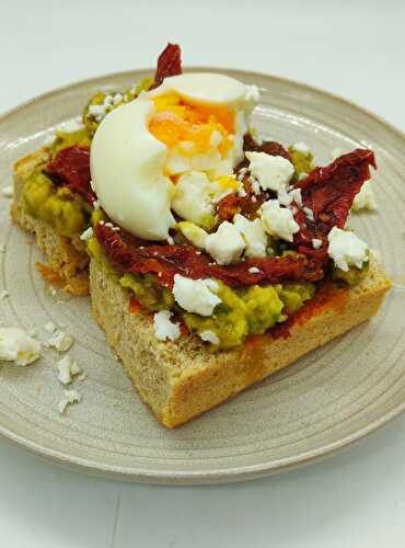 Avocado toast harissa, œuf, fêta et miel