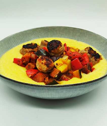 Polenta crémeuse, légumes d’été et saucisses fumées