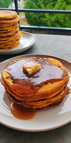 Pancakes citrouille, pépites de chocolat et sirop à la cannelle