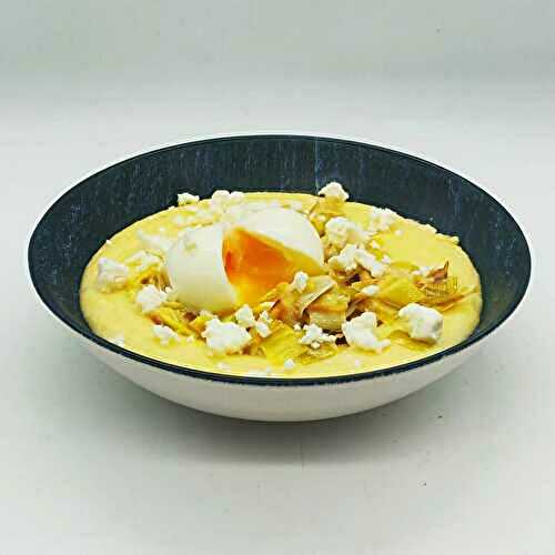 Polenta crémeuse, fondue de poireaux, fêta et œuf mollet
