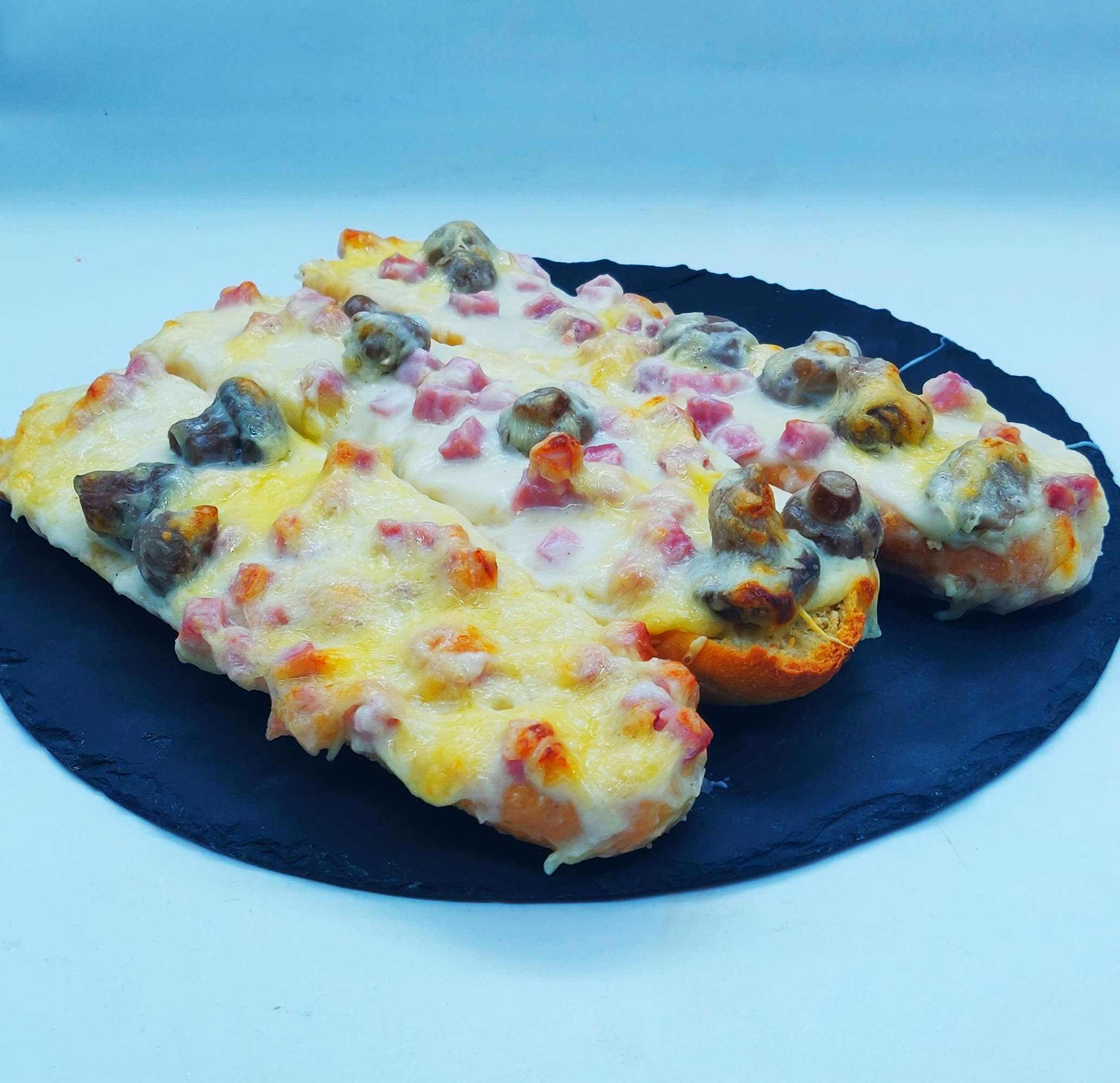 Tartines béchamel, jambon, champignons