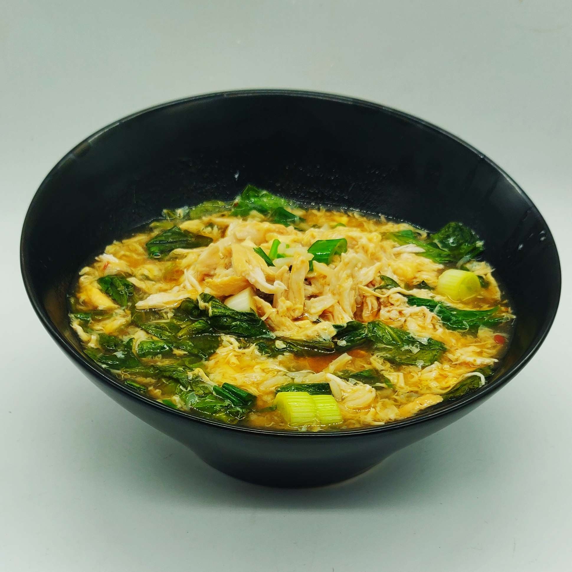 Soupe chinoise aux œufs et au poulet effiloché