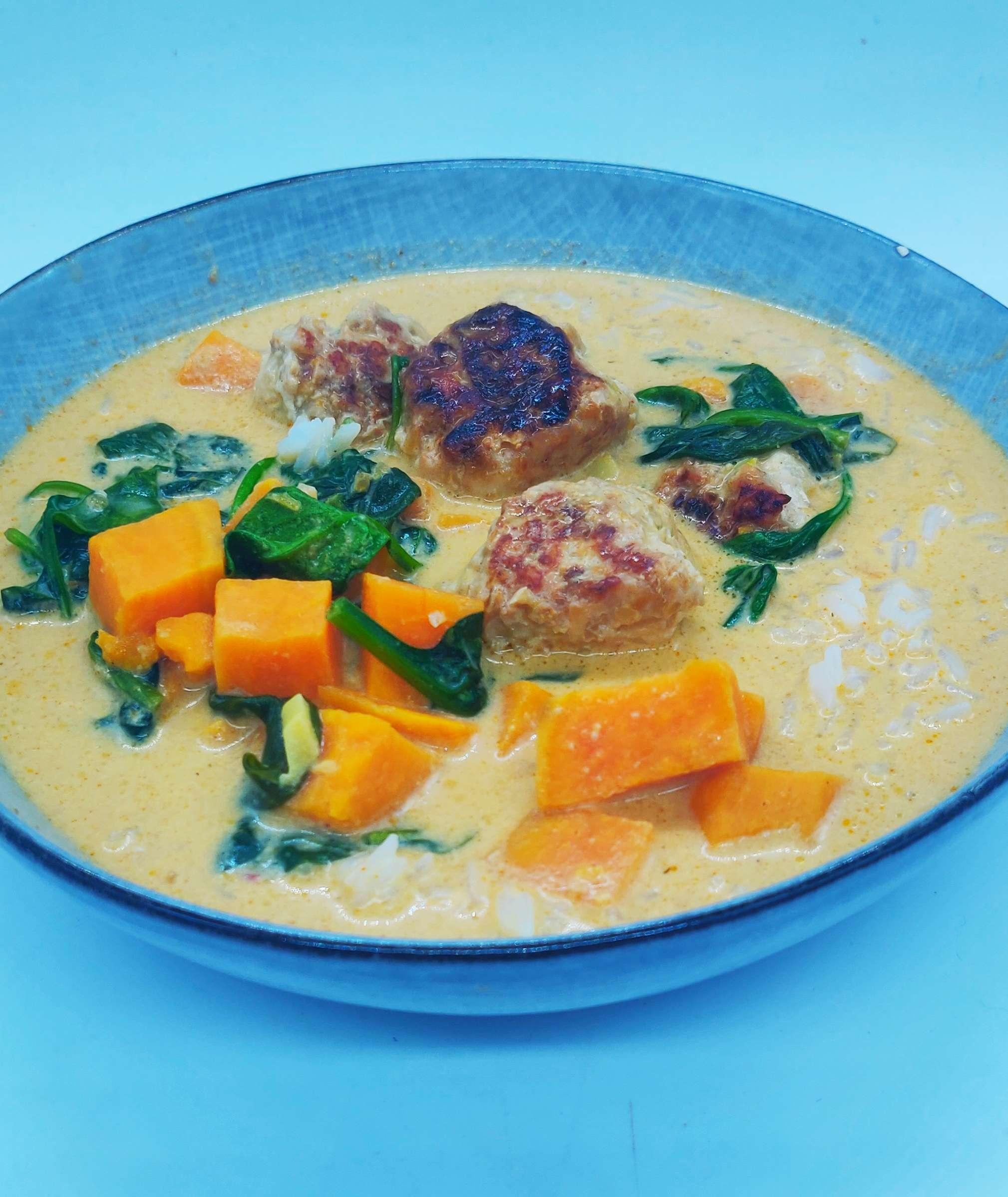 Soupe de curry de coco aux patates douces, épinards et boulettes de poulet