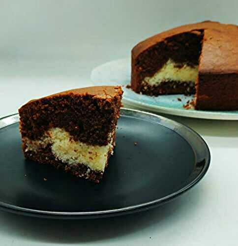 Gâteau moelleux cacao, cœur fondant coco et glaçage chocolat