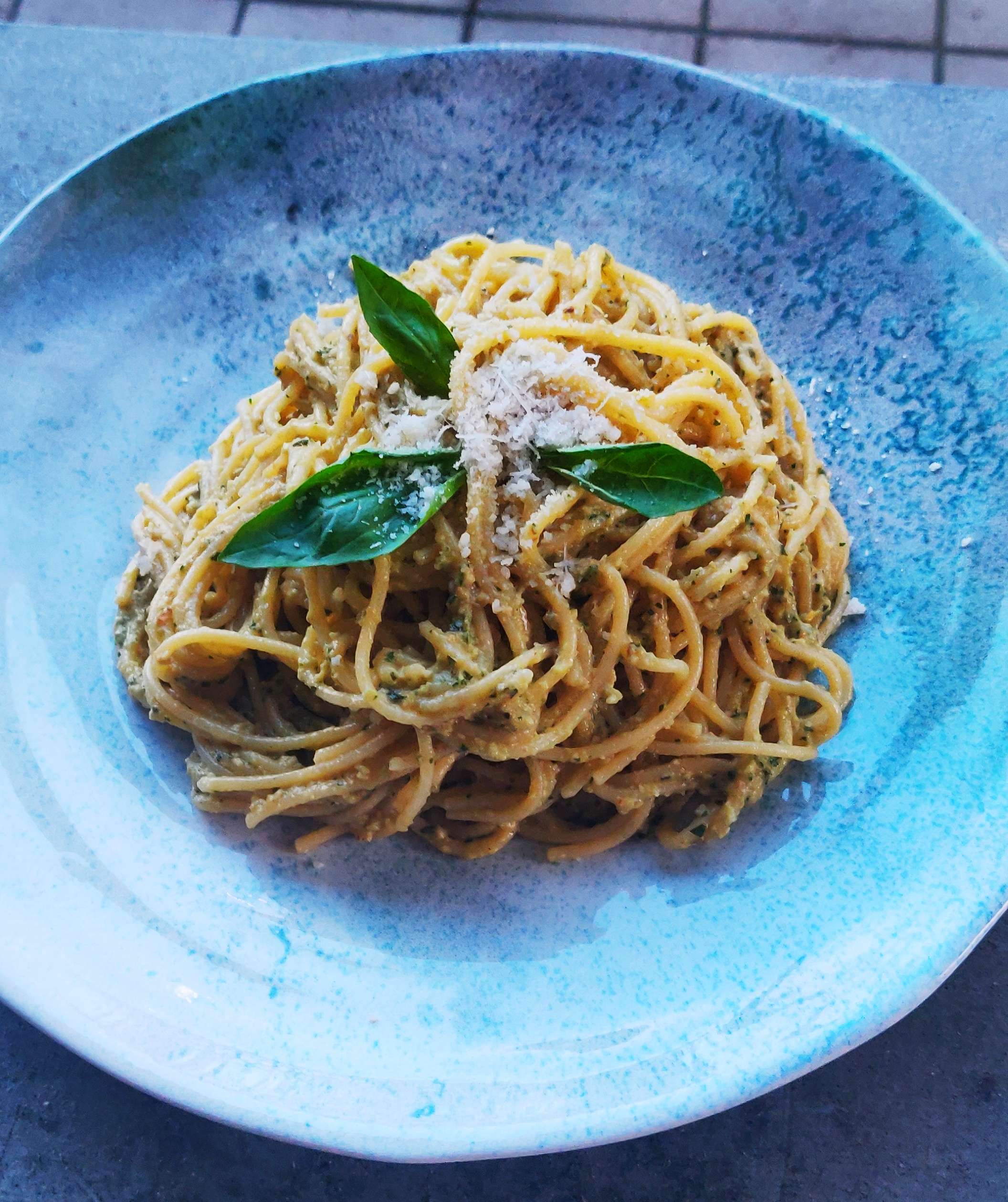 Pâtes à la crème d’aubergine rôtie, basilic et parmesan