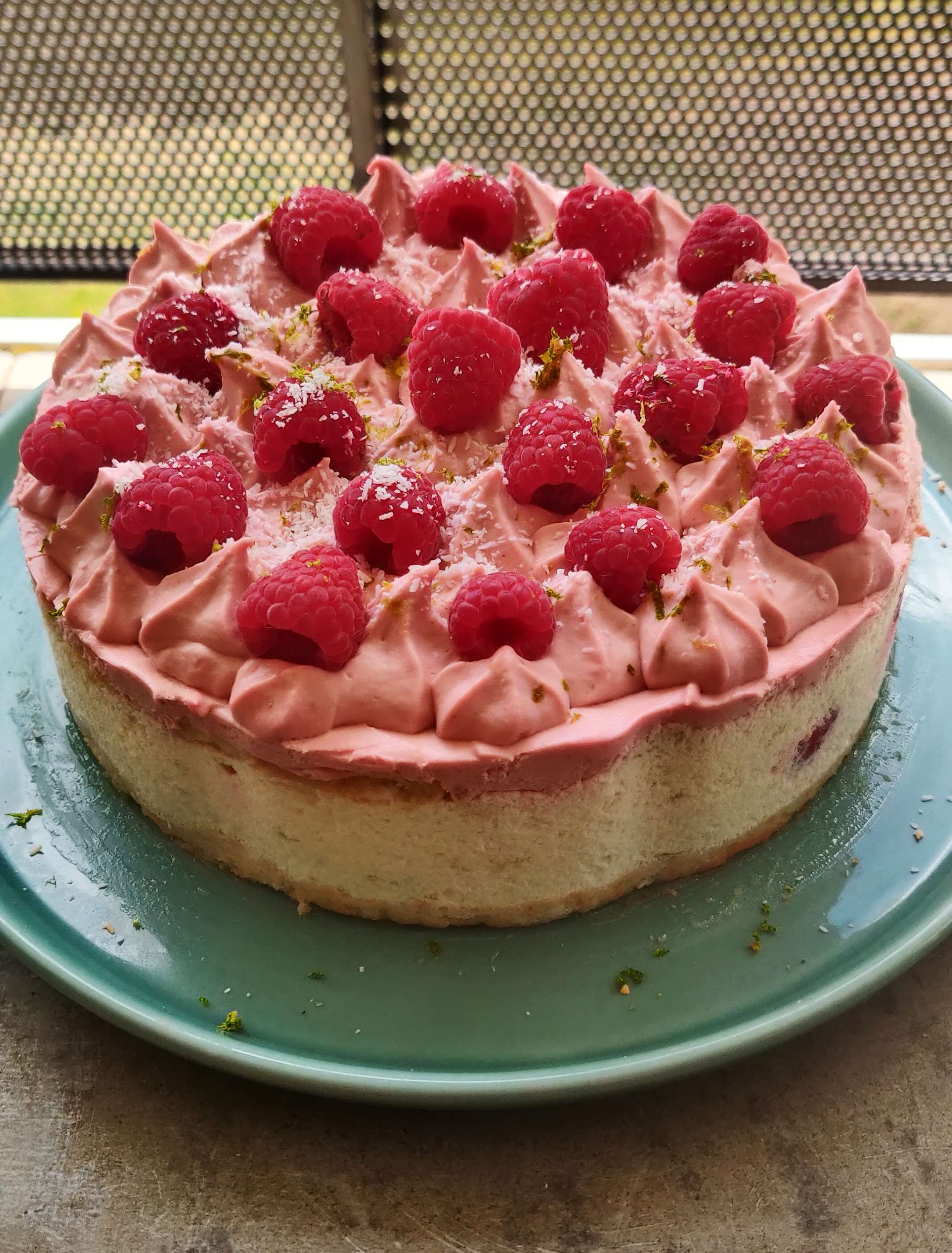 Dacquoise coco, mousse citron vert, framboises