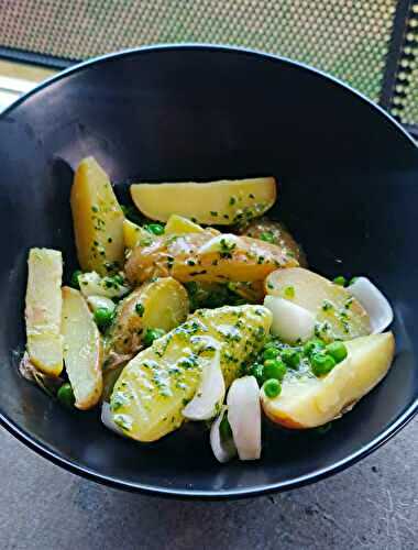 Salade de pommes de terre aux petits pois et sauce aux herbes