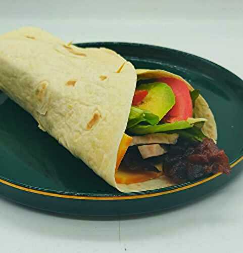 Wraps BLT au poulet rôti, cheddar fumé et avocat