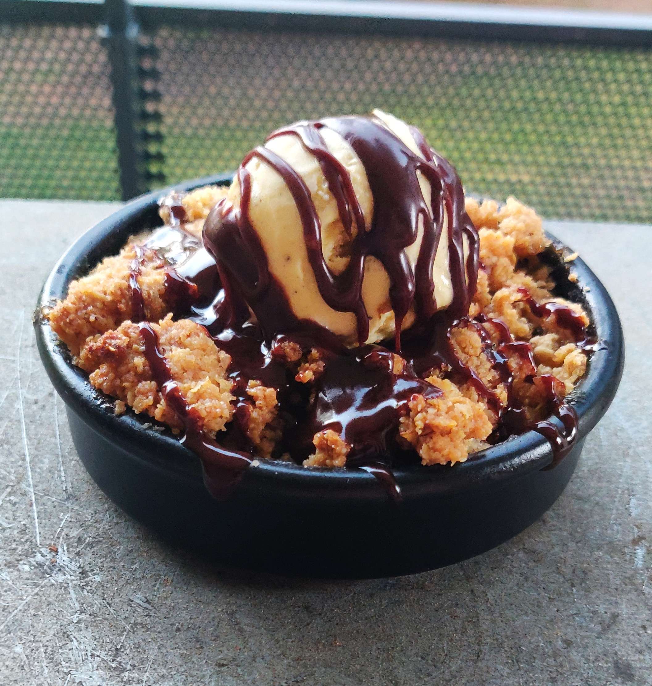 Crumble flocons d’avoine, banane et sauce chocolat