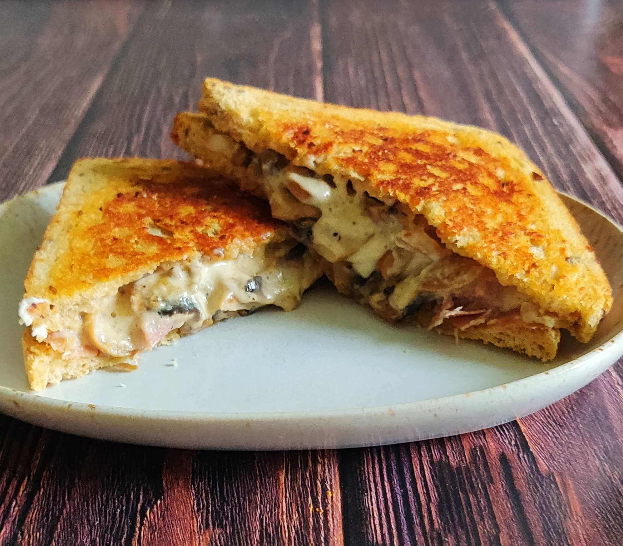 Croque-Monsieur champignons, jambon cru, parmesan