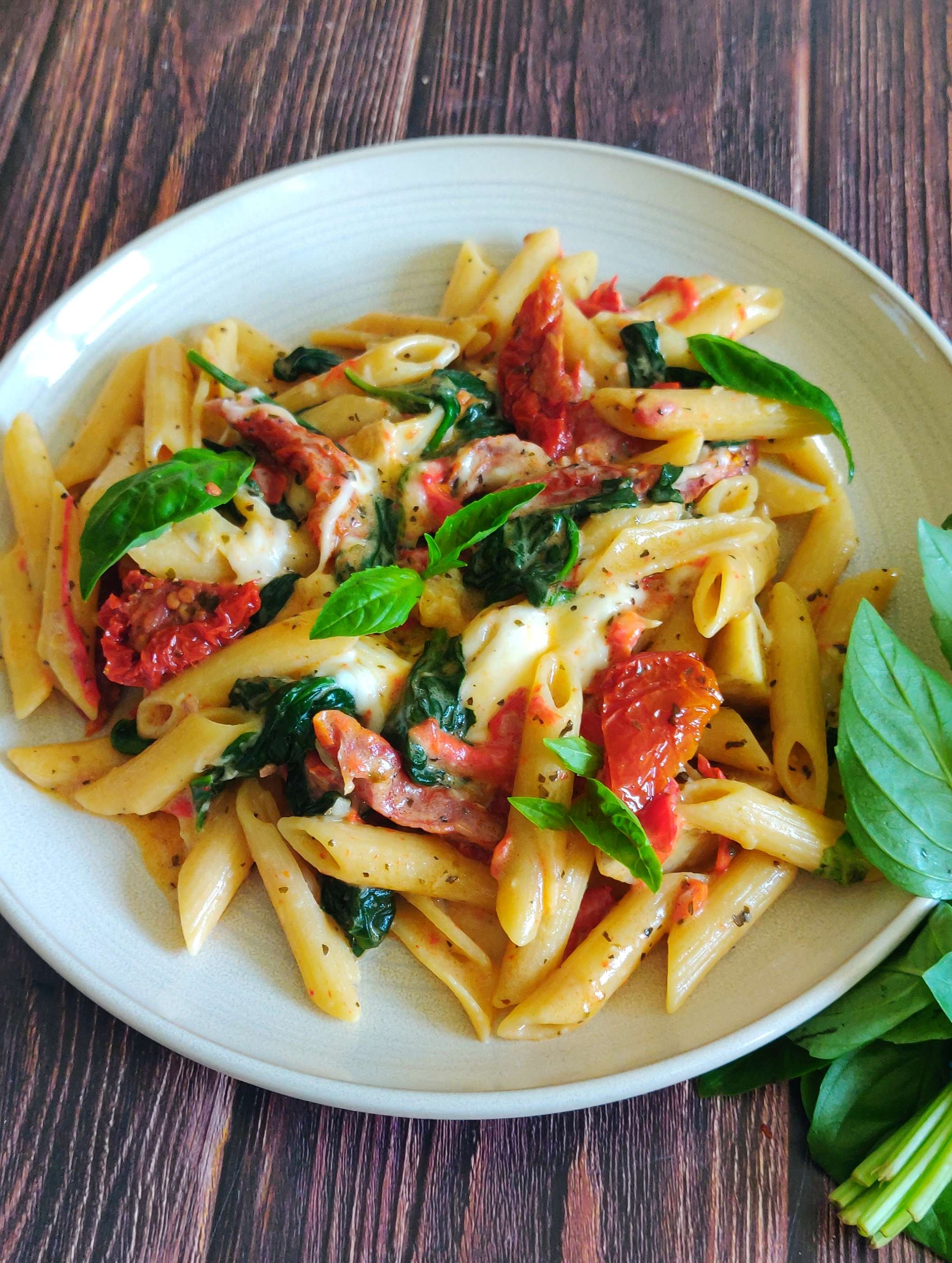 One pot pasta burrata, tomates séchées, épinards et poivron