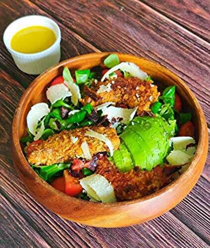 Salade bacon, tomate, parmesan, avocat, poulet pané et sauce moutarde miel
