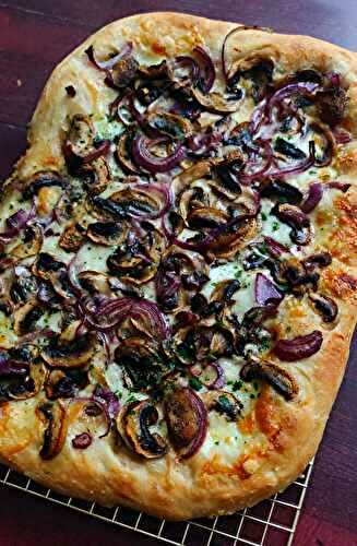 Pizza champignons oignons rouges