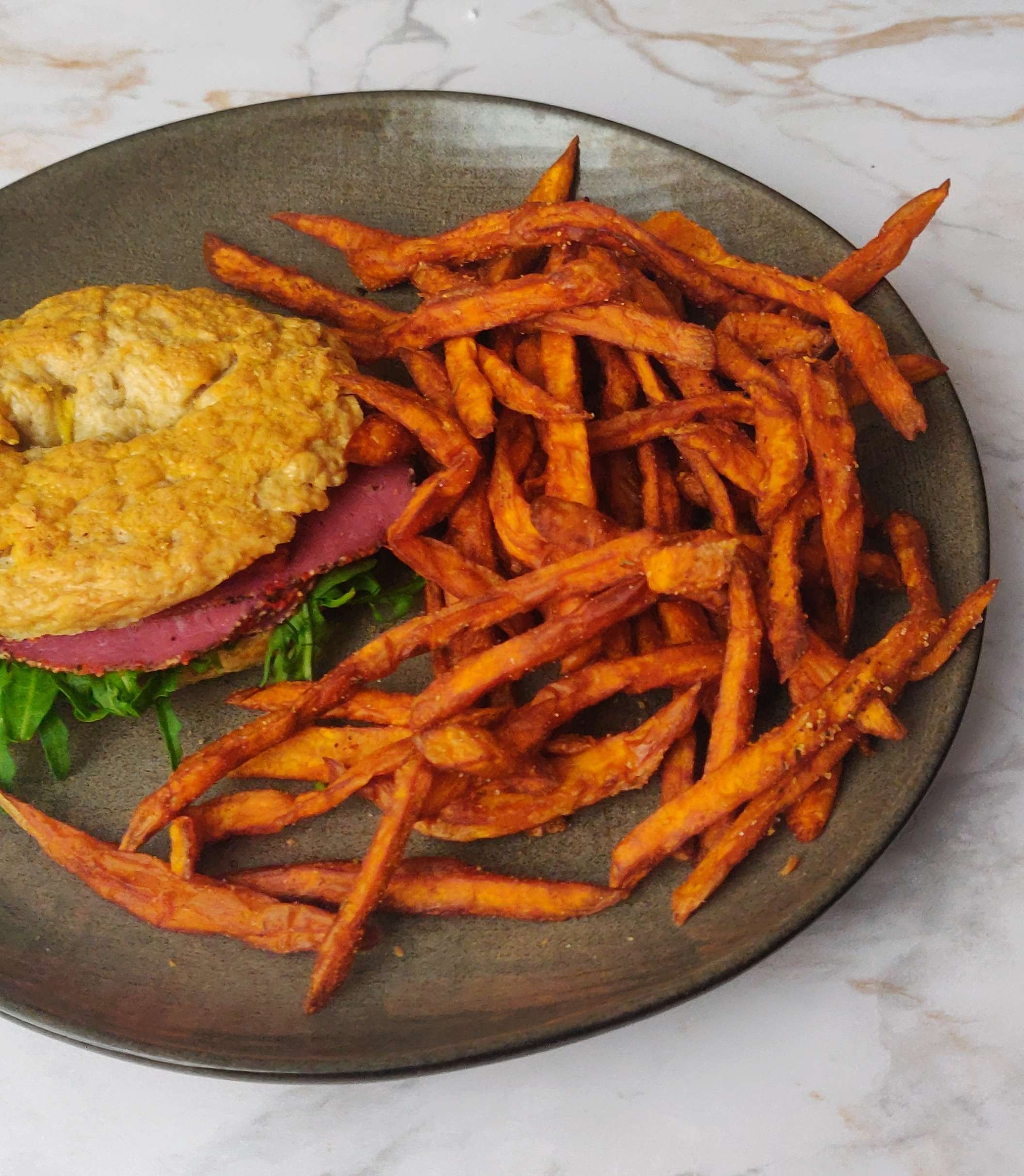 Bagel pastrami et frites de patates douces cajun