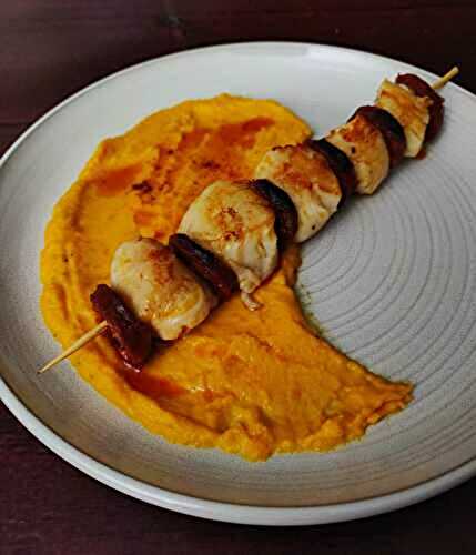 Brochettes de St Jacques au chorizo et purée de carottes