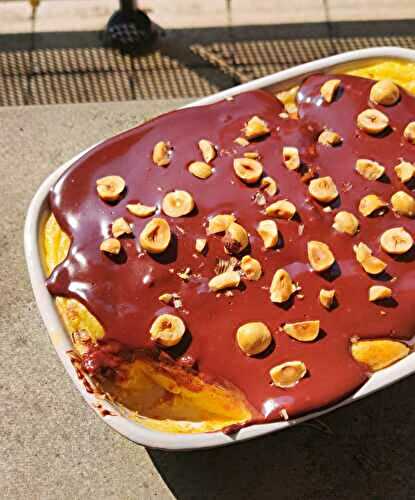 Pudding de brioche, sauce chocolat et noisettes