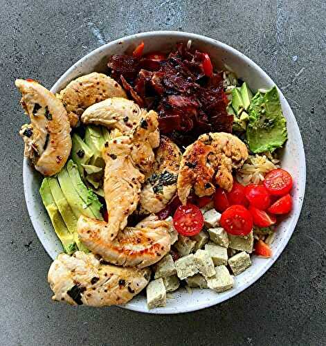 Salade d’orzo au poulet mariné aux herbes et sauce moutarde et miel
