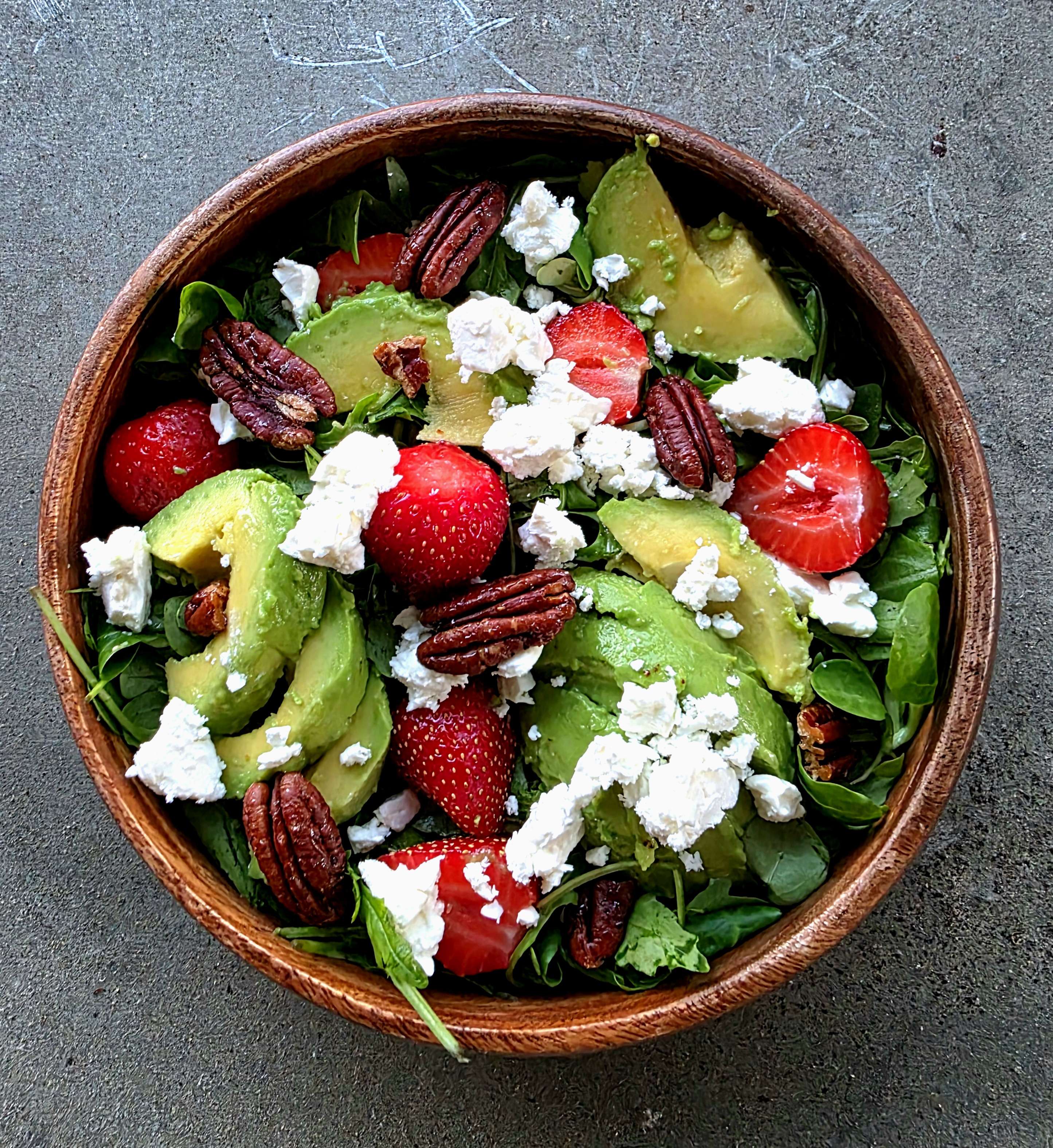 Salade fraises, feta, pécans caramélisées