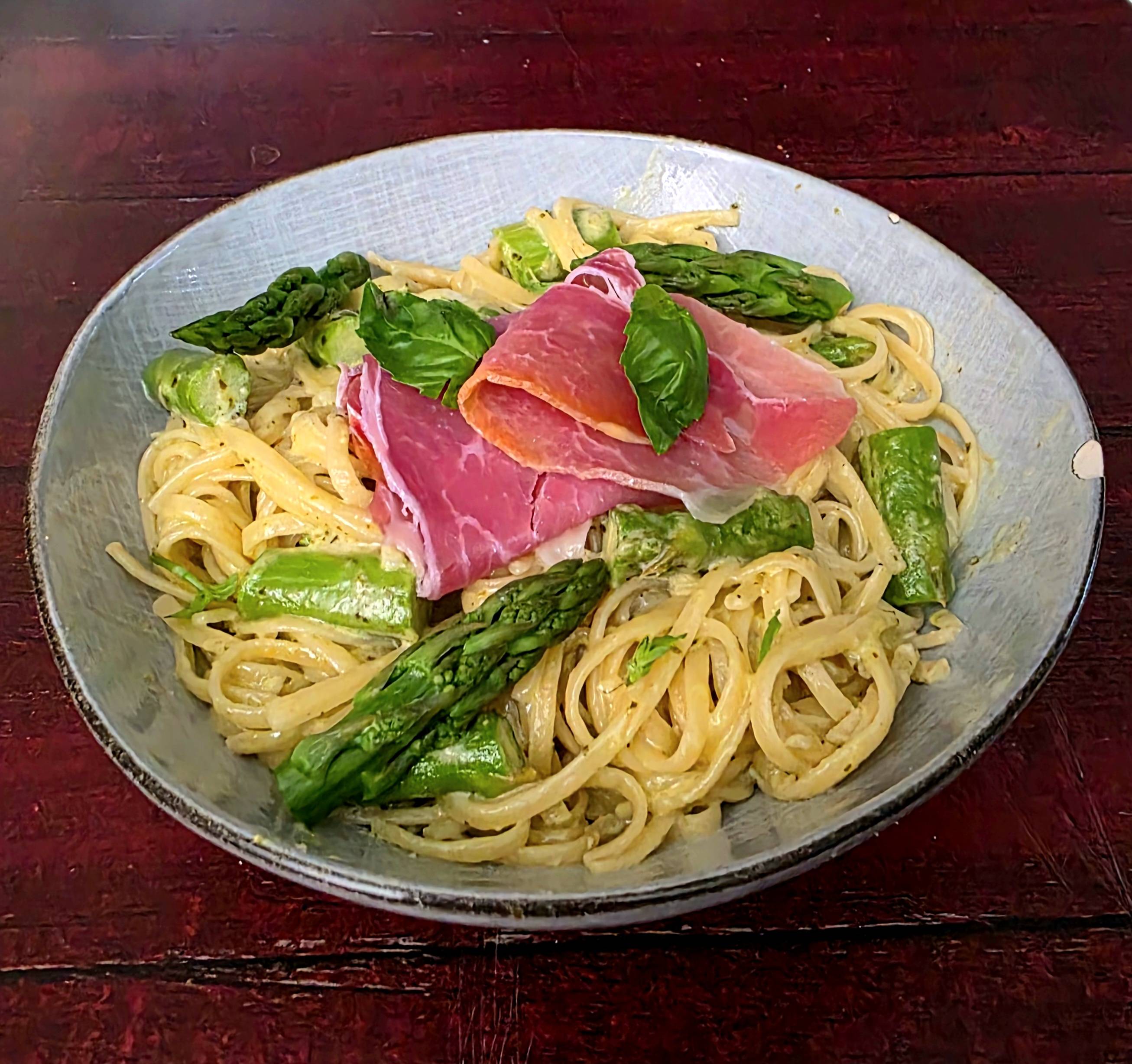 Spaghetti alfredo asperges pesto