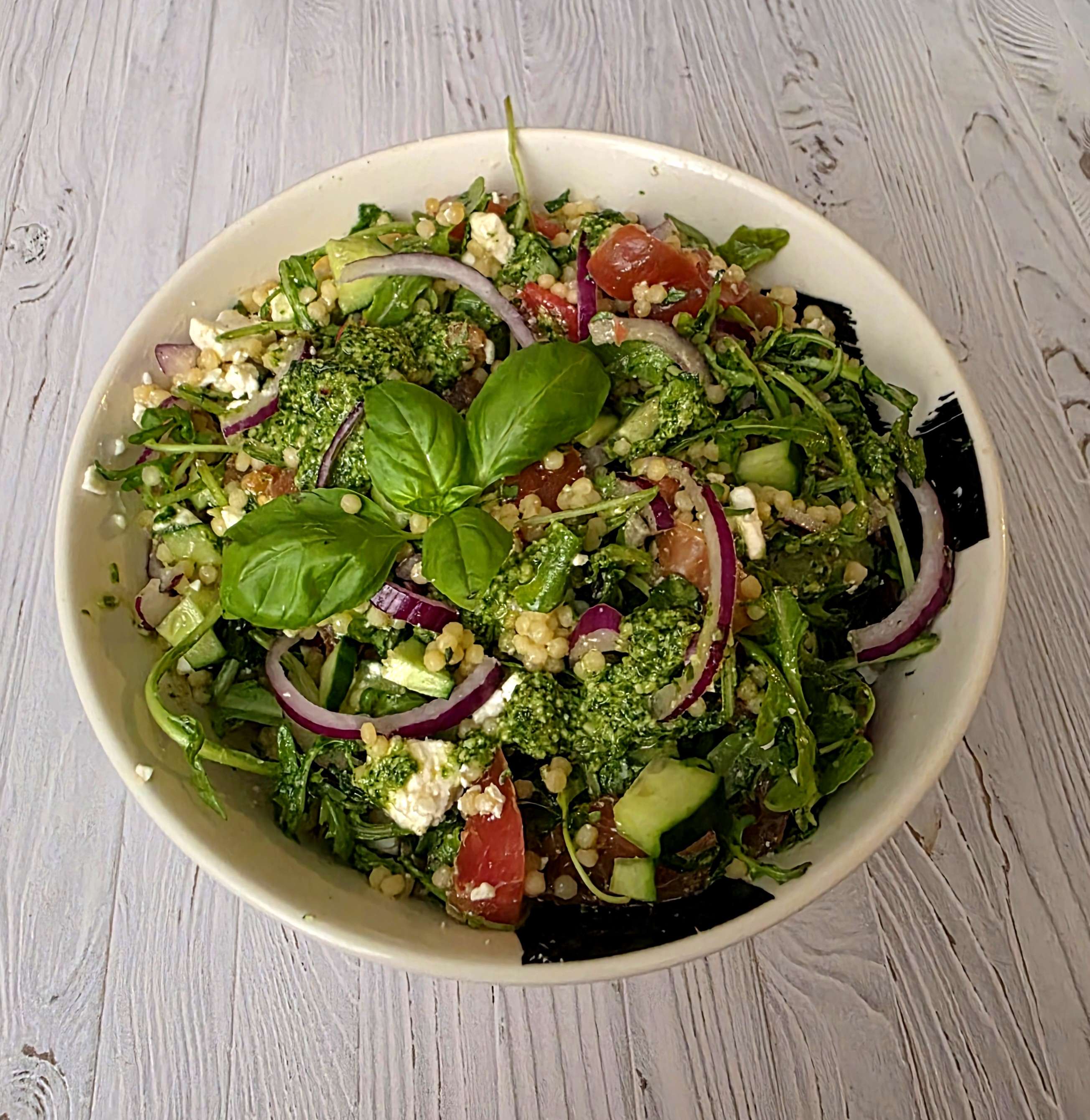 Salade de perles tomate concombre feta roquette