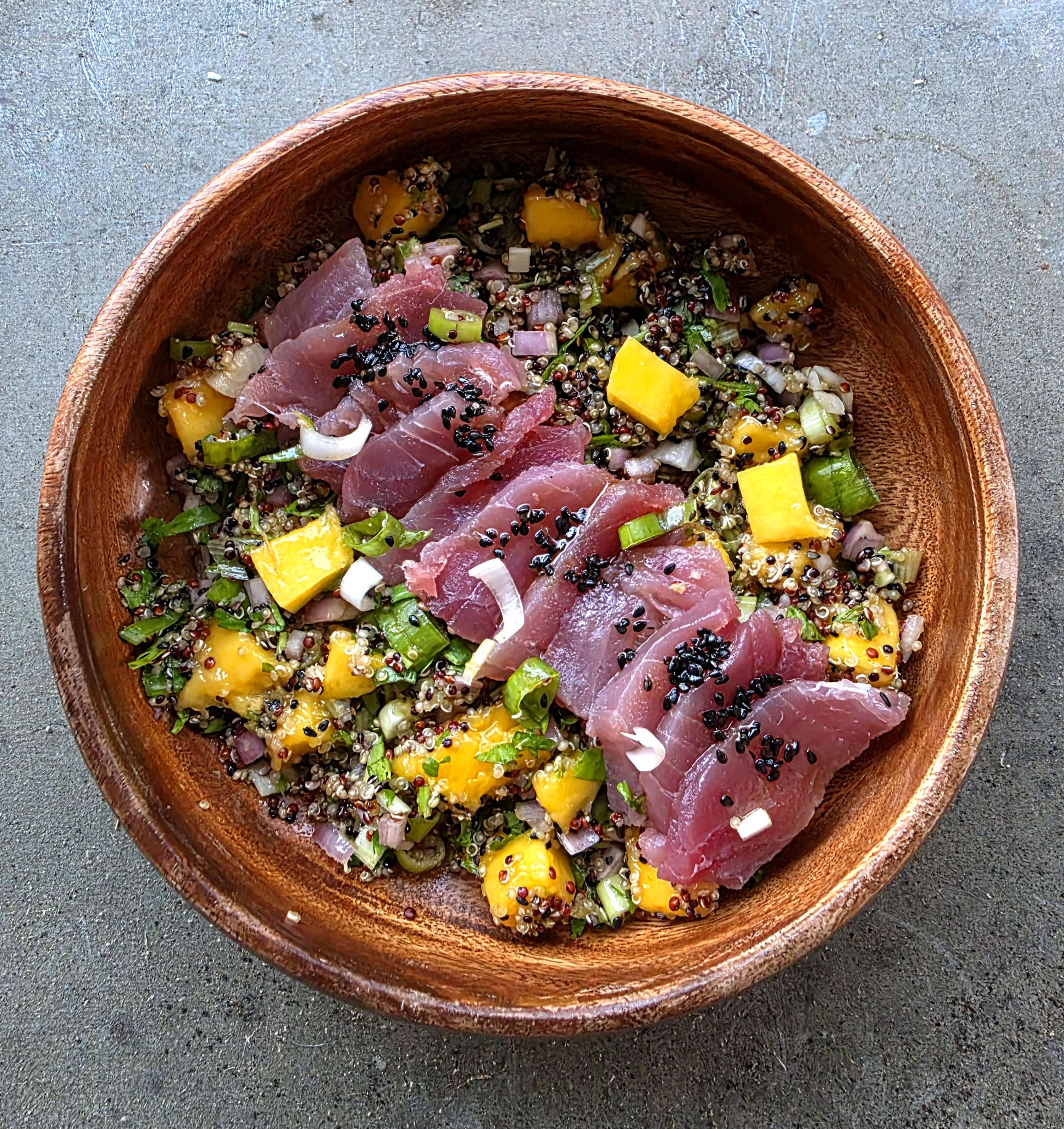 Salade de quinoa mangue sésame noir et crudo de thon