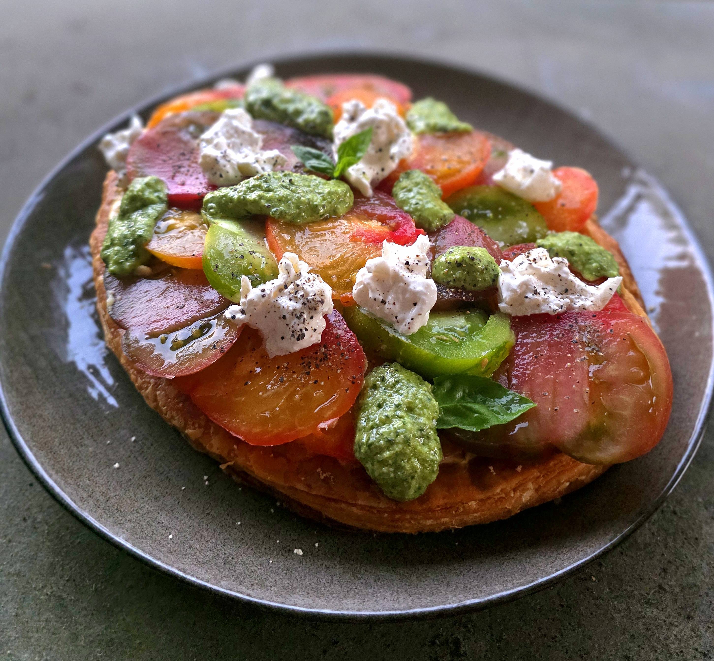 Tarte feuilletée tomate, basilic, burrata