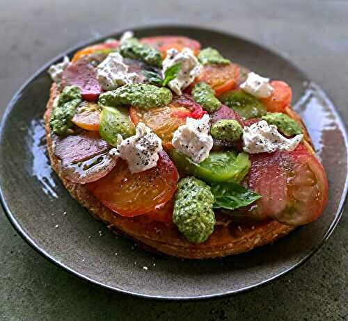 Tarte feuilletée tomate, basilic, burrata