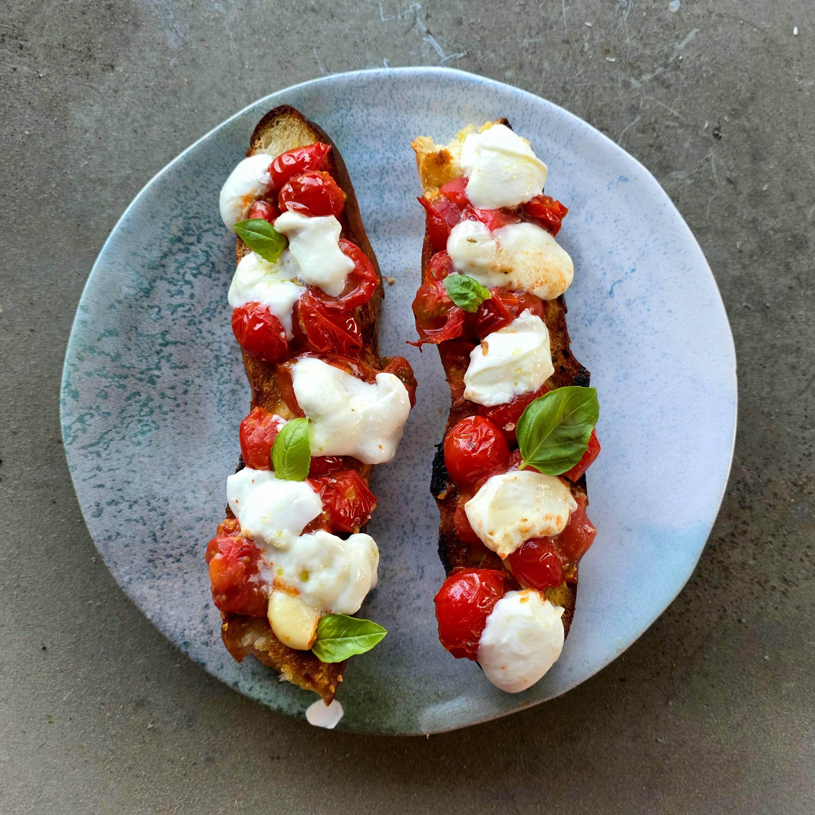 Tartines grillées tomates confites et burrata